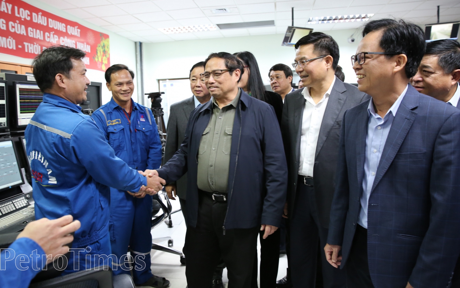 Tự hào vì Dung Quất là NMLD đầu tiên, góp phần xây dựng nền kinh tế độc lập tự chủ toàn diện Tự hào vì Dung Quất là NMLD đầu tiên, góp phần xây dựng nền kinh tế độc lập tự chủ toàn diện