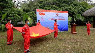 Phấn đấu vào Đảng không phải để “thăng quan, phát tài”