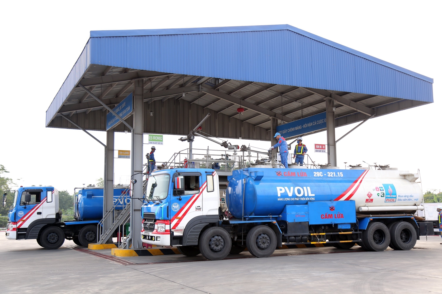 PVOIL lần đầu tiên vượt mốc doanh thu 100.000 tỷ đồng trong năm 2022 PVOIL lần đầu tiên vượt mốc doanh thu 100.000 tỷ đồng trong năm 2022