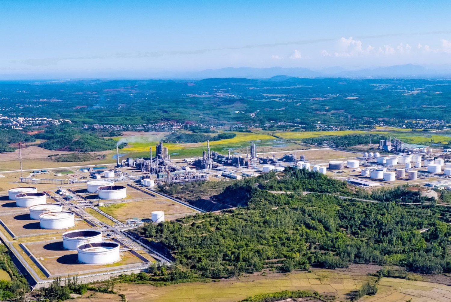 NMLD Dung Quất kỷ niệm 14 năm ngày xuất bán dòng sản phẩm thương mại đầu tiên NMLD Dung Quất kỷ niệm 14 năm ngày xuất bán dòng sản phẩm thương mại đầu tiên