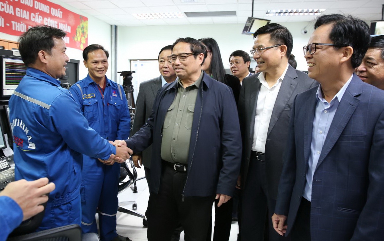NMLD Dung Quất kỷ niệm 14 năm ngày xuất bán dòng sản phẩm thương mại đầu tiên NMLD Dung Quất kỷ niệm 14 năm ngày xuất bán dòng sản phẩm thương mại đầu tiên