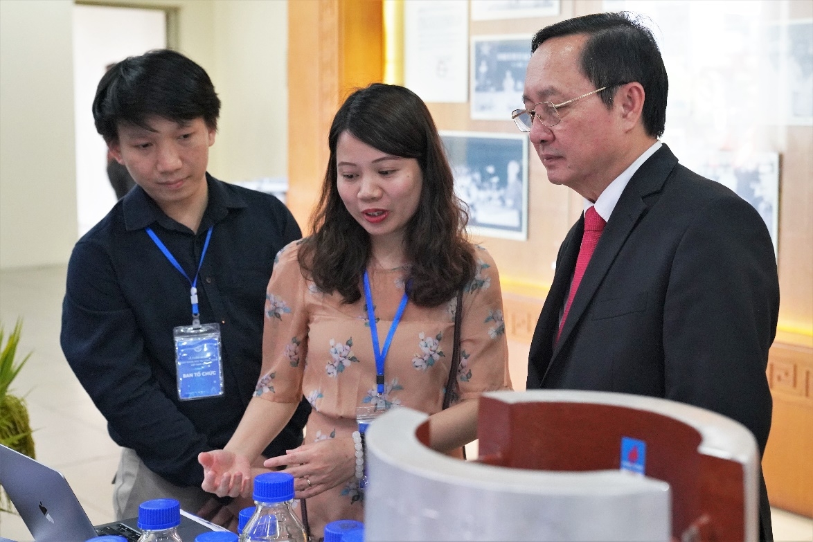 Thủ tướng Chính phủ thăm gian triển lãm sản phẩm khoa học công nghệ của VPI Thủ tướng Chính phủ thăm gian triển lãm sản phẩm khoa học công nghệ của VPI