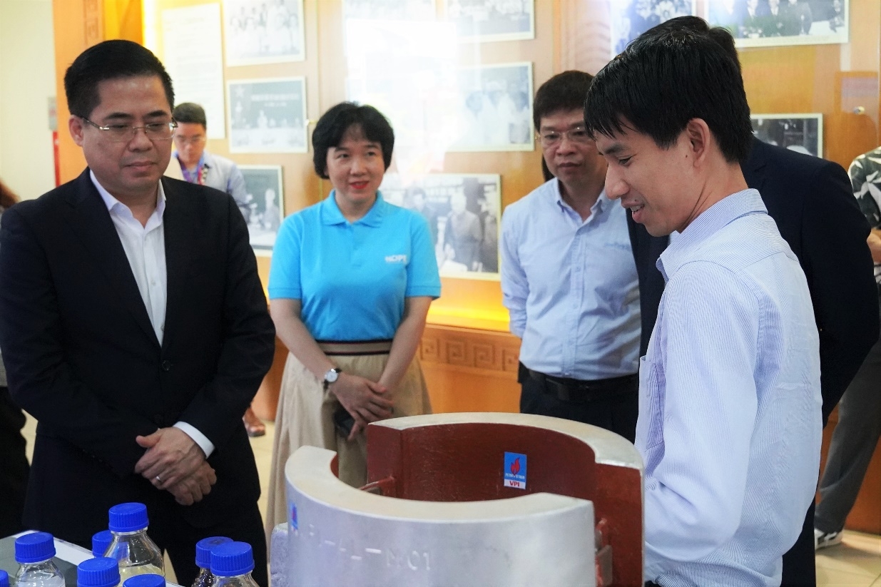 Thủ tướng Chính phủ thăm gian triển lãm sản phẩm khoa học công nghệ của VPI Thủ tướng Chính phủ thăm gian triển lãm sản phẩm khoa học công nghệ của VPI