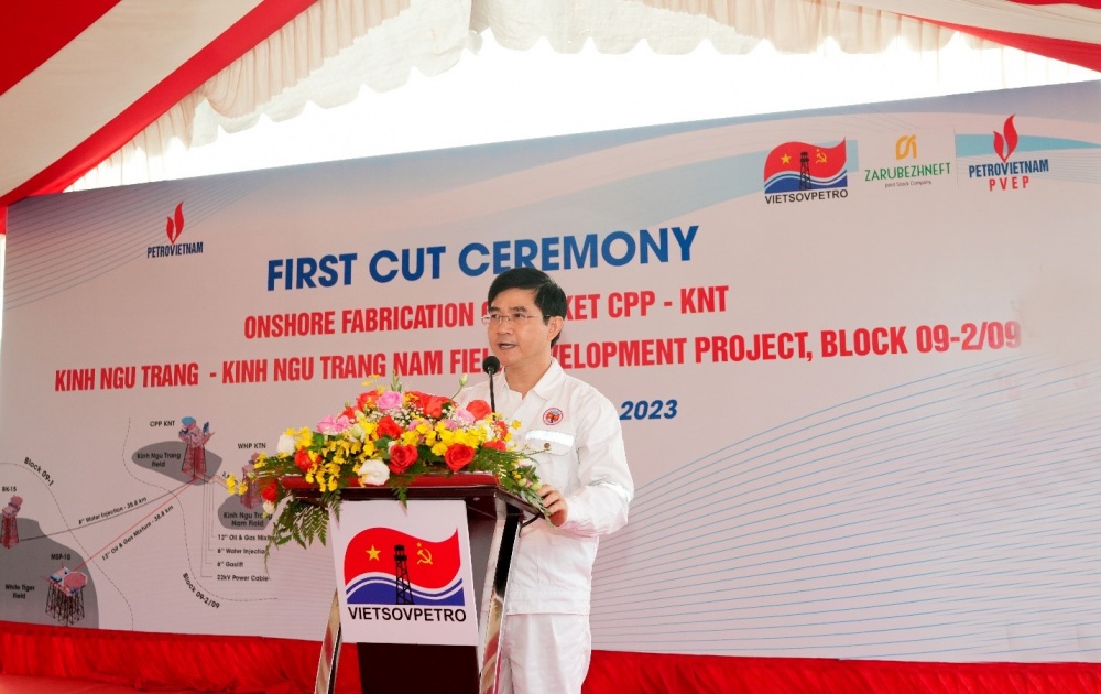 Ông Trần Quốc Thắng – Phó TGĐ Vietsovpetro phát biểu trong Lễ khởi công Ông Trần Quốc Thắng – Phó TGĐ Vietsovpetro phát biểu trong Lễ khởi công