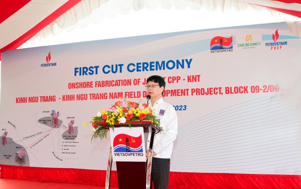 Ông Luyện Công Chiến – Phó ban Khai thác, chủ tịch UBQL Lô 09-2/09 phát biểu chỉ đạo trong sự kiện Ông Luyện Công Chiến – Phó ban Khai thác, chủ tịch UBQL Lô 09-2/09 phát biểu chỉ đạo trong sự kiện