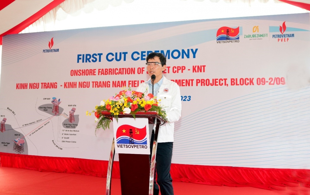 Ông Đặng Đức Phong – Giám đốc Xí nghiệp Xây lắp, khảo sát và sửa chữa các công trình dầu khí – Liên doanh Vietsovpetro phát biểu cam kết thực hiện thành công Dự án Ông Đặng Đức Phong – Giám đốc Xí nghiệp Xây lắp, khảo sát và sửa chữa các công trình dầu khí – Liên doanh Vietsovpetro phát biểu cam kết thực hiện thành công Dự án