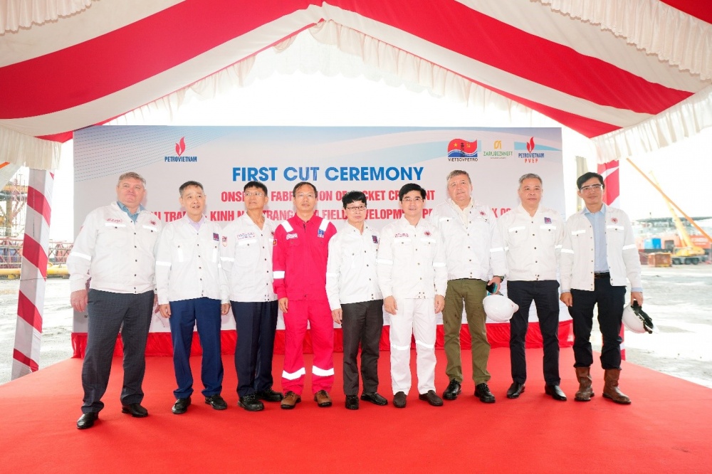 Đại diện Tập Đoàn DKVN, các bên nhà thầu và đơn vị thi công chụp ảnh lưu niệm tại sự kiện Đại diện Tập Đoàn DKVN, các bên nhà thầu và đơn vị thi công chụp ảnh lưu niệm tại sự kiện