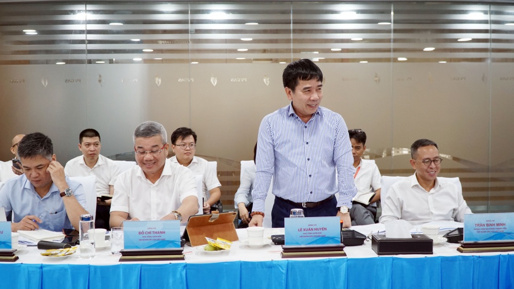 Phó Tổng Giám đốc Petrovietnam Lê Xuân Huyên trao đổi tại buổi làm việc
