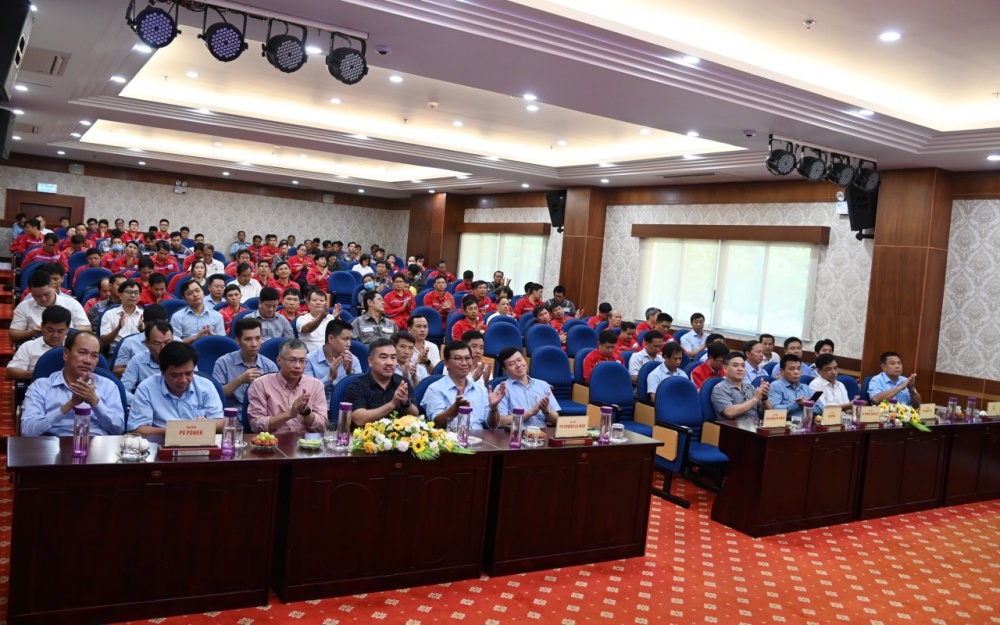 CBNLĐ các đơn vị nhà thầu và các đối tác tham dự Lễ phát động thi đua. CBNLĐ các đơn vị nhà thầu và các đối tác tham dự Lễ phát động thi đua.