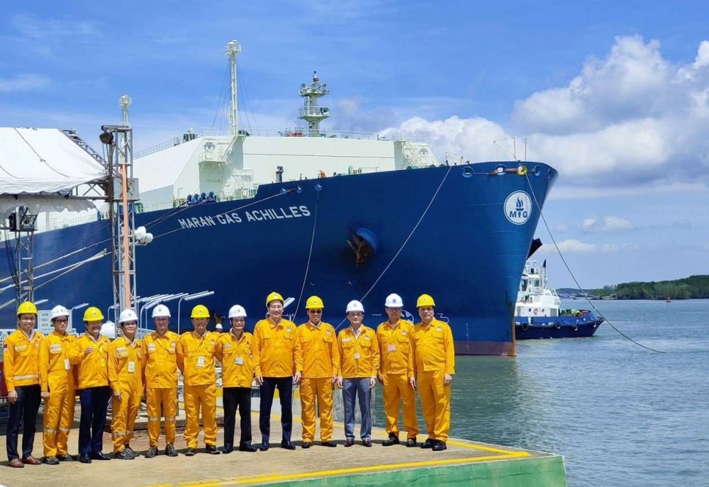 Ông Nguyễn Thanh Bình – Bí thư Đảng ủy, Chủ tịch HĐQT PV GAS đã có mặt tại Cảng để chúc mừng và động viên toàn thể đội ngũ CBCNV đã nỗ lực cho “thời khắc lịch sử” của ngành công nghiệp Khí Việt Nam Ông Nguyễn Thanh Bình – Bí thư Đảng ủy, Chủ tịch HĐQT PV GAS đã có mặt tại Cảng để chúc mừng và động viên toàn thể đội ngũ CBCNV đã nỗ lực cho “thời khắc lịch sử” của ngành công nghiệp Khí Việt Nam