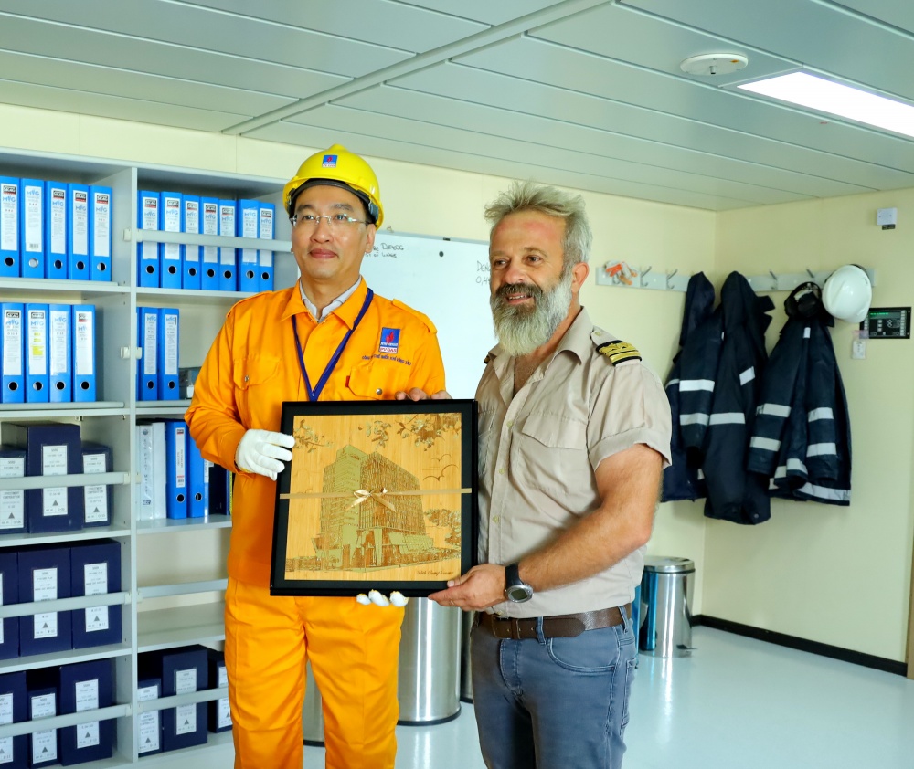 Bí thư Đảng ủy – Chủ tịch HĐQT PV GAS Nguyễn Thanh Bình cảm ơn và tặng quà lưu niệm Thuyền trưởng Tzirvelakis Nikolaos trên tàu LNG Maran Gas Achilles Bí thư Đảng ủy – Chủ tịch HĐQT PV GAS Nguyễn Thanh Bình cảm ơn và tặng quà lưu niệm Thuyền trưởng Tzirvelakis Nikolaos trên tàu LNG Maran Gas Achilles