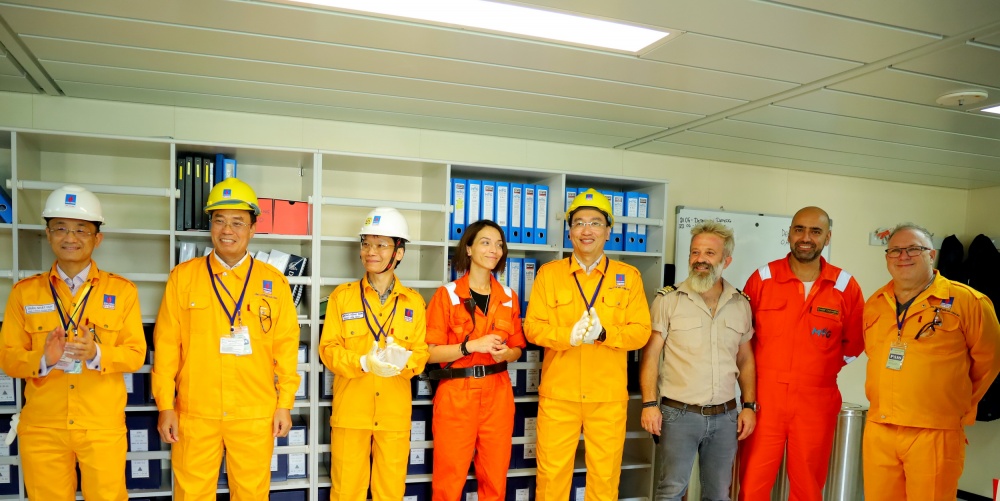 Lãnh đạo PV GAS chào mừng và cảm ơn ban lãnh đạo tàu Maran Gas Achilles Lãnh đạo PV GAS chào mừng và cảm ơn ban lãnh đạo tàu Maran Gas Achilles