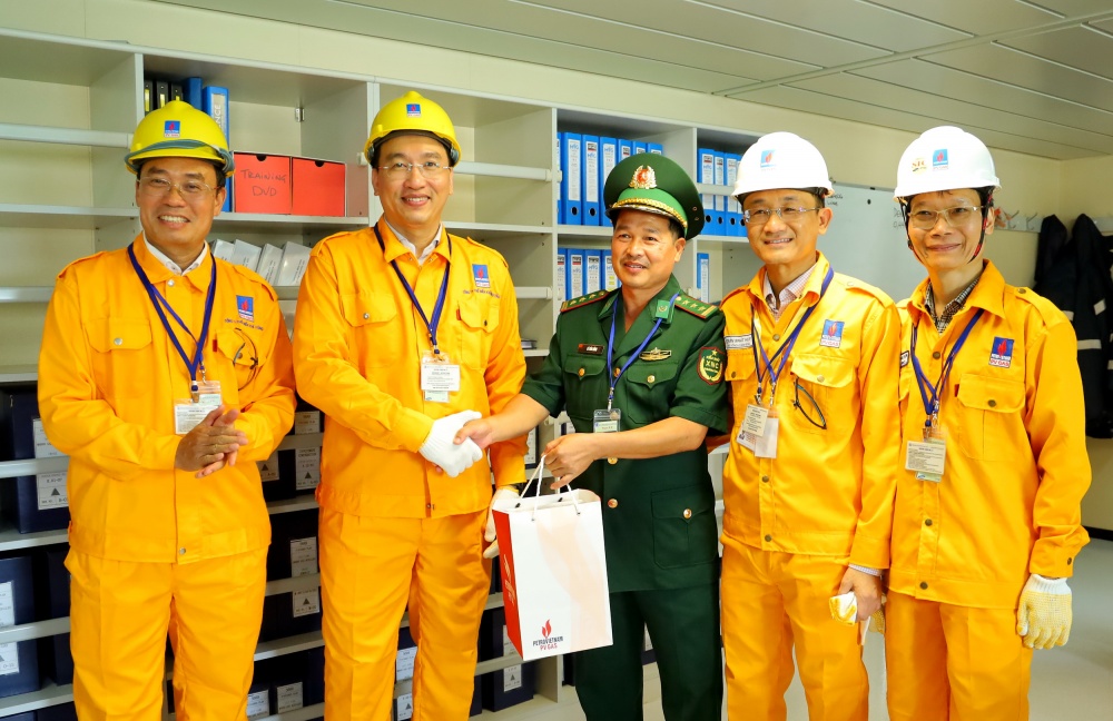 Đại diện Ban Lãnh đạo PV GAS gửi lời cảm ơn và ghi nhận vai trò quan trọng của các bên tham gia Tổng lực cho “chiến dịch” đón chuyến tàu LNG đầu tiên đến Việt Nam