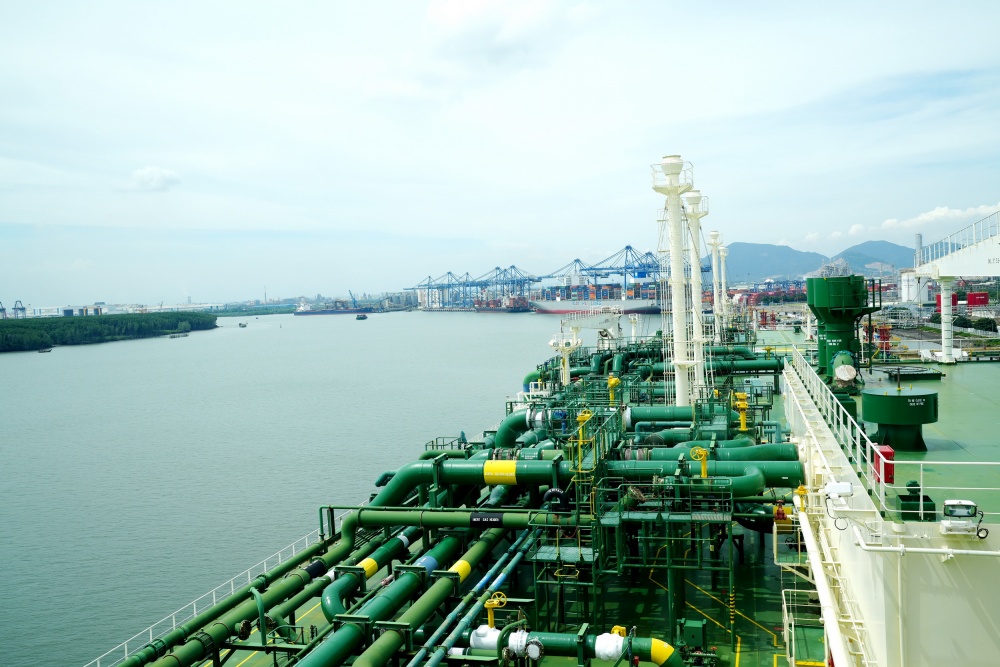 Cảng LNG Thị Vải tại vị trí thuận lợi với luồng hàng hải sôi động Cái Mép - Thị Vải - góc nhìn từ đỉnh tàu Maran Gas Achilles Cảng LNG Thị Vải tại vị trí thuận lợi với luồng hàng hải sôi động Cái Mép - Thị Vải - góc nhìn từ đỉnh tàu Maran Gas Achilles