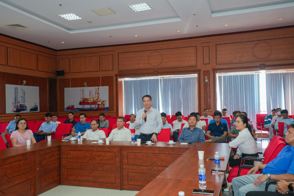 Ông Hoàng Phúc Long – Chủ tịch CĐ Vietsovpetro phát biểu chỉ đạo Hội nghị