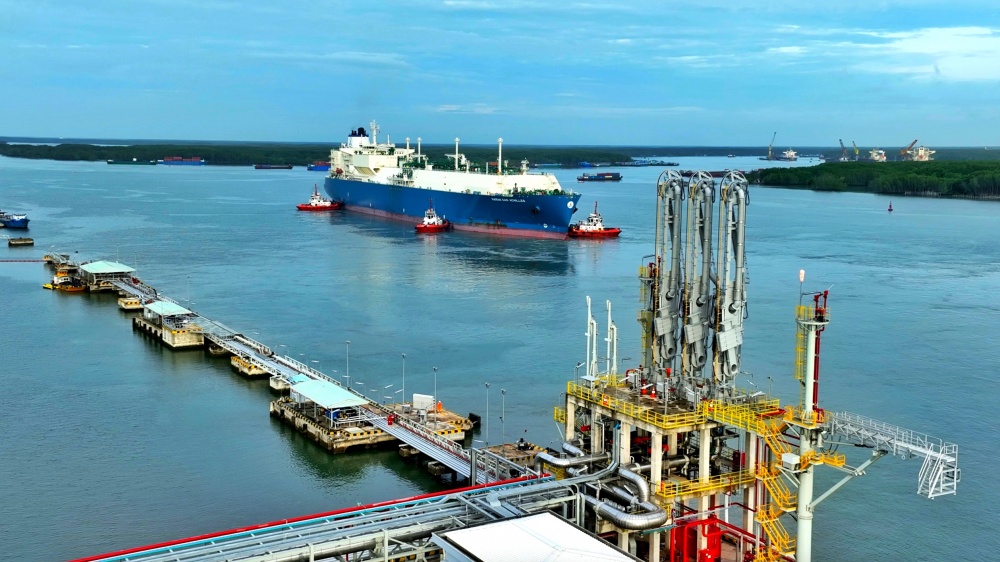 Toàn bộ quá trình rời cảng và khởi hành của tàu Maran Gas Achilles được hỗ trợ đúng quy trình với các yêu cầu nghiêm ngặt về an ninh an toàn Toàn bộ quá trình rời cảng và khởi hành của tàu Maran Gas Achilles được hỗ trợ đúng quy trình với các yêu cầu nghiêm ngặt về an ninh an toàn
