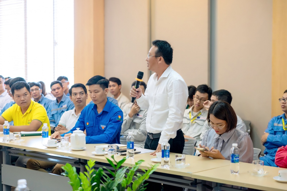 Ban lãnh đạo PVCFC trao đổi cùng người lao động. Ban lãnh đạo PVCFC trao đổi cùng người lao động.