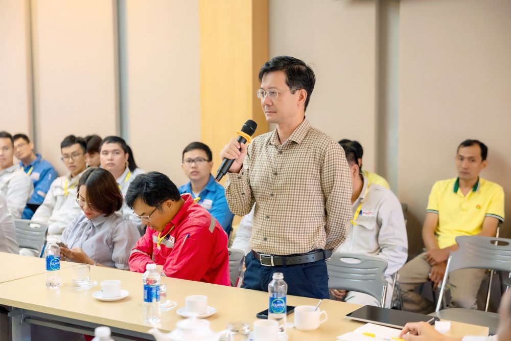 Ông Nguyễn Duy Hải - Giám đốc Nhà máy Đạm Cà Mau giải đáp thắc mắc của CBCNV tại chương trình Ông Nguyễn Duy Hải - Giám đốc Nhà máy Đạm Cà Mau giải đáp thắc mắc của CBCNV tại chương trình