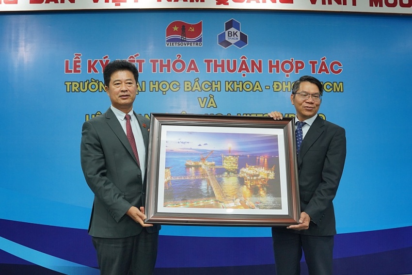 Vietsovpetro tăng cường mối quan hệ hợp tác với Trường Đại học Bách Khoa Vietsovpetro tăng cường mối quan hệ hợp tác với Trường Đại học Bách Khoa TP HCM