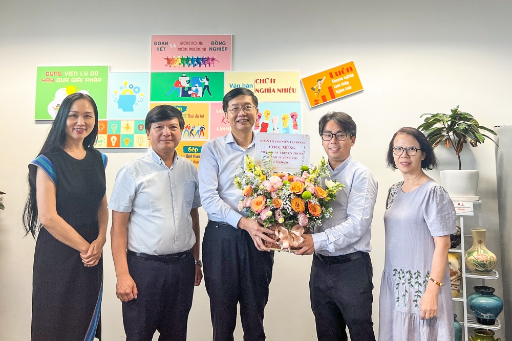 Lãnh đạo Petrovietnam chúc mừng Ban Tuyên giáo Đảng ủy Tập đoàn nhân kỷ niệm 93 năm Ngày truyền thống ngành Tuyên giáo của Đảng Lãnh đạo Petrovietnam chúc mừng Ban Tuyên giáo Đảng ủy Tập đoàn nhân kỷ niệm 93 năm Ngày truyền thống ngành Tuyên giáo của Đảng