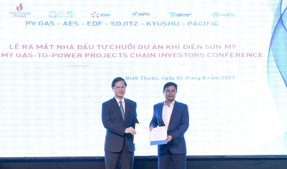 Ông Đoàn Anh Dũng - Chủ tịch UBND tỉnh Bình Thuận trao Quyết định Chấp thuận Chủ trương đầu tư đồng thời Chấp thuận Nhà đầu tư Dự án Kho cảng LNG Sơn Mỹ cho đại diện Chủ đầu tư dự án Ông Đoàn Anh Dũng - Chủ tịch UBND tỉnh Bình Thuận trao Quyết định Chấp thuận Chủ trương đầu tư đồng thời Chấp thuận Nhà đầu tư Dự án Kho cảng LNG Sơn Mỹ cho đại diện Chủ đầu tư dự án