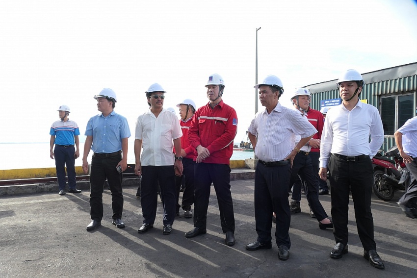 Lãnh đạo Hội DKVN trao quyết định thành lập Hội Dầu khí Bắc Trung Bộ Lãnh đạo Hội DKVN trao quyết định thành lập Hội Dầu khí Bắc Trung Bộ