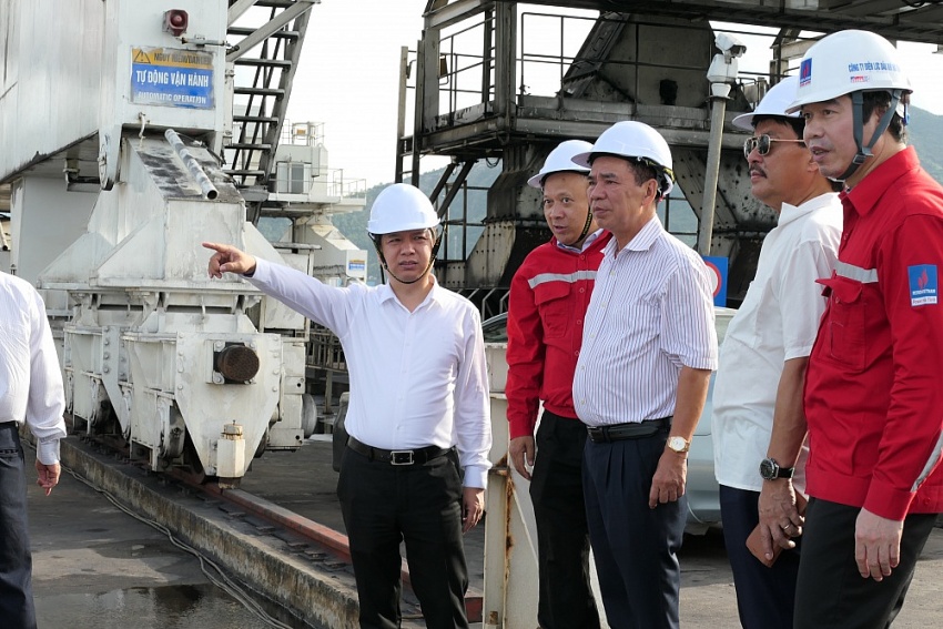 Lãnh đạo Hội DKVN trao quyết định thành lập Hội Dầu khí Bắc Trung Bộ Lãnh đạo Hội DKVN trao quyết định thành lập Hội Dầu khí Bắc Trung Bộ