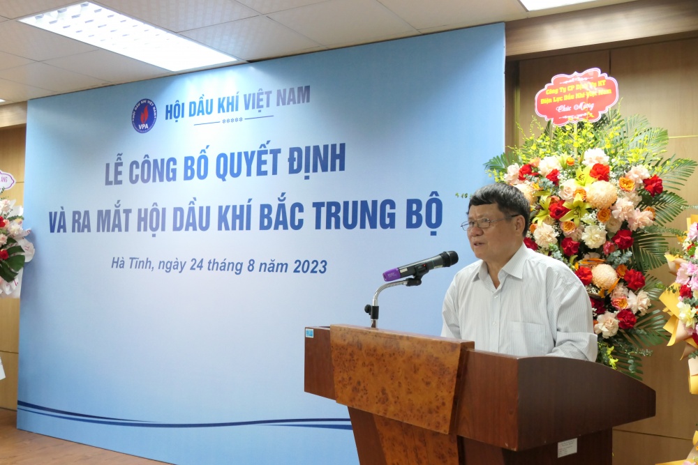 Lãnh đạo Hội DKVN trao quyết định thành lập Hội Dầu khí Bắc Trung Bộ Lãnh đạo Hội DKVN trao quyết định thành lập Hội Dầu khí Bắc Trung Bộ