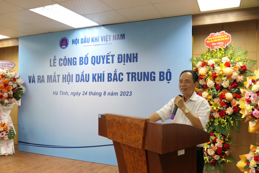 Lãnh đạo Hội DKVN trao quyết định thành lập Hội Dầu khí Bắc Trung Bộ Lãnh đạo Hội DKVN trao quyết định thành lập Hội Dầu khí Bắc Trung Bộ