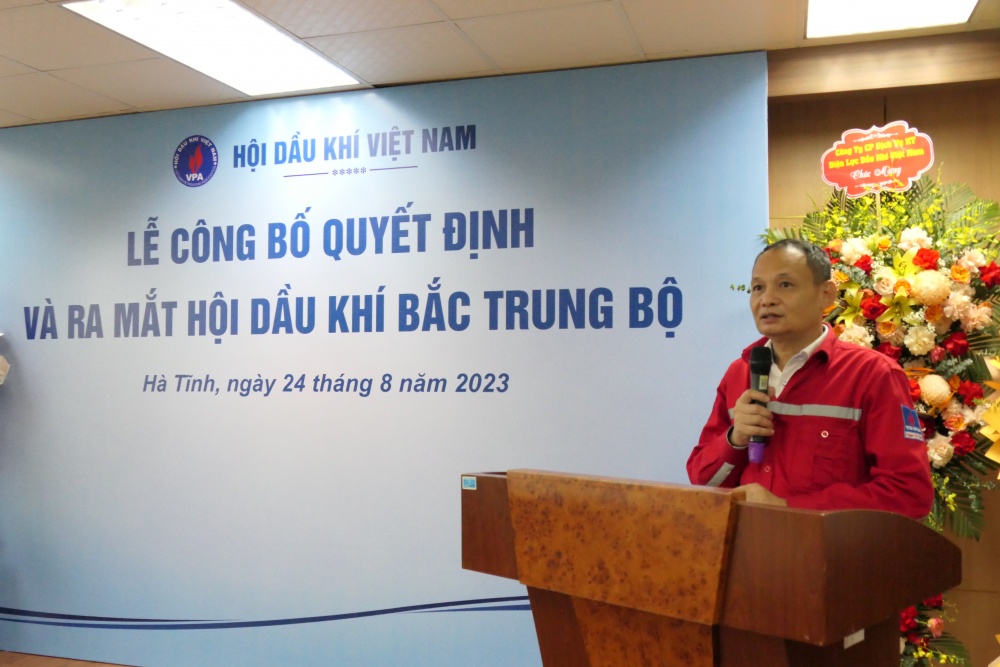 Lãnh đạo Hội DKVN trao quyết định thành lập Hội Dầu khí Bắc Trung Bộ Lãnh đạo Hội DKVN trao quyết định thành lập Hội Dầu khí Bắc Trung Bộ