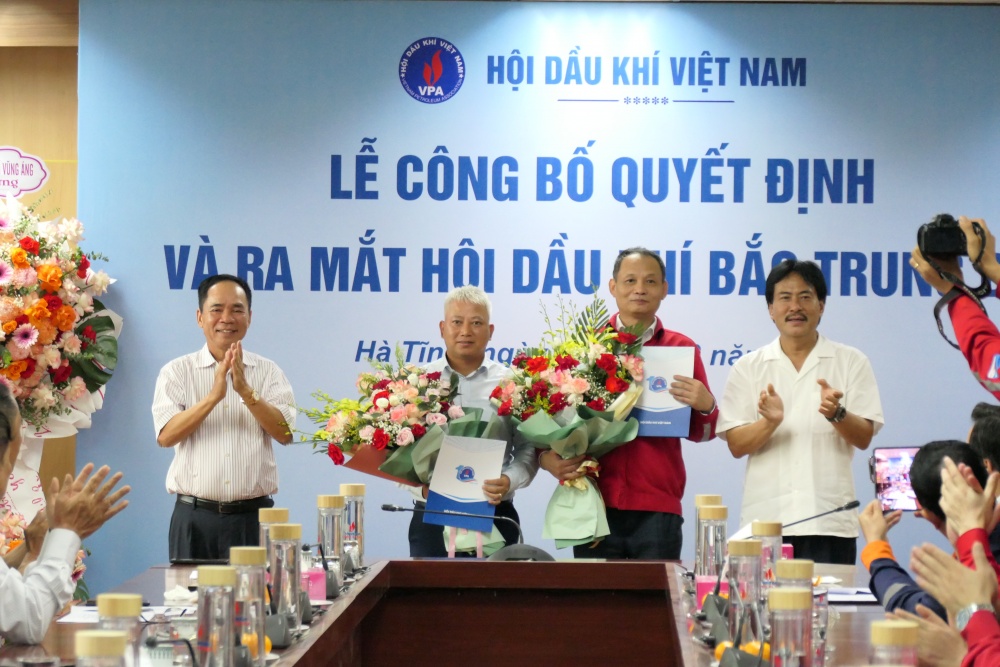 Lãnh đạo Hội DKVN trao quyết định thành lập Hội Dầu khí Bắc Trung Bộ Lãnh đạo Hội DKVN trao quyết định thành lập Hội Dầu khí Bắc Trung Bộ
