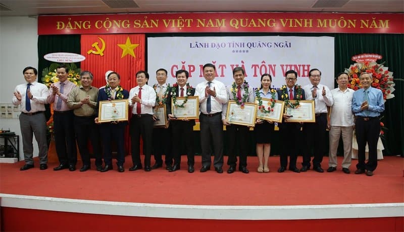 Chủ tịch HĐQT Nguyễn Văn Hội và Phó Chủ tịch CĐCS Trương Thị Thu Hà được vinh danh “Trí thức khoa học và công nghệ tiêu biểu” tỉnh Quảng Ngãi và nhận Bằng khen của UBND tỉnh Quảng Ngãi. Chủ tịch HĐQT Nguyễn Văn Hội và Phó Chủ tịch CĐCS Trương Thị Thu Hà được vinh danh “Trí thức khoa học và công nghệ tiêu biểu” tỉnh Quảng Ngãi và nhận Bằng khen của UBND tỉnh Quảng Ngãi.