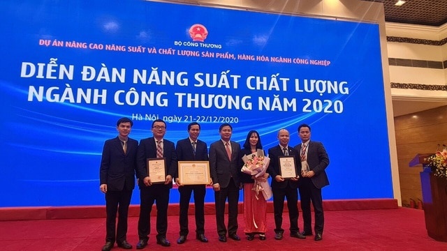 Tổng Giám đốc Bùi Ngọc Dương và nhóm tác giả đạt Giải Ba Hội thi Năng suất chất lượng ngành Công thương năm 2020. Tổng Giám đốc Bùi Ngọc Dương và nhóm tác giả đạt Giải Ba Hội thi Năng suất chất lượng ngành Công thương năm 2020.