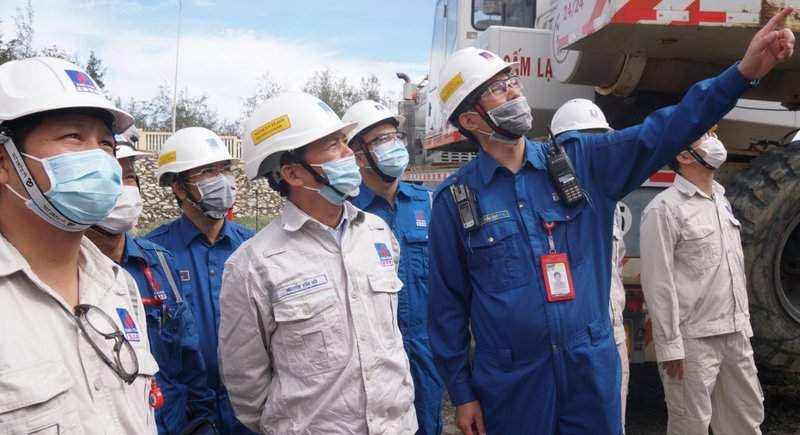 Chủ tịch HĐQT Nguyễn Văn Hội, Tổng Giám đốc Bùi Ngọc Dương, Phó Tổng Giám đốc Mai Tuấn Đạt kiểm tra thực tế trên công trường NMLD Dung Quất. Chủ tịch HĐQT Nguyễn Văn Hội, Tổng Giám đốc Bùi Ngọc Dương, Phó Tổng Giám đốc Mai Tuấn Đạt kiểm tra thực tế trên công trường NMLD Dung Quất.