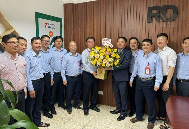 Tổng Giám đốc Bùi Ngọc Dương tặng hoa chúc mừng Ngày Khoa học công nghệ Việt Nam. Tổng Giám đốc Bùi Ngọc Dương tặng hoa chúc mừng Ngày Khoa học công nghệ Việt Nam.