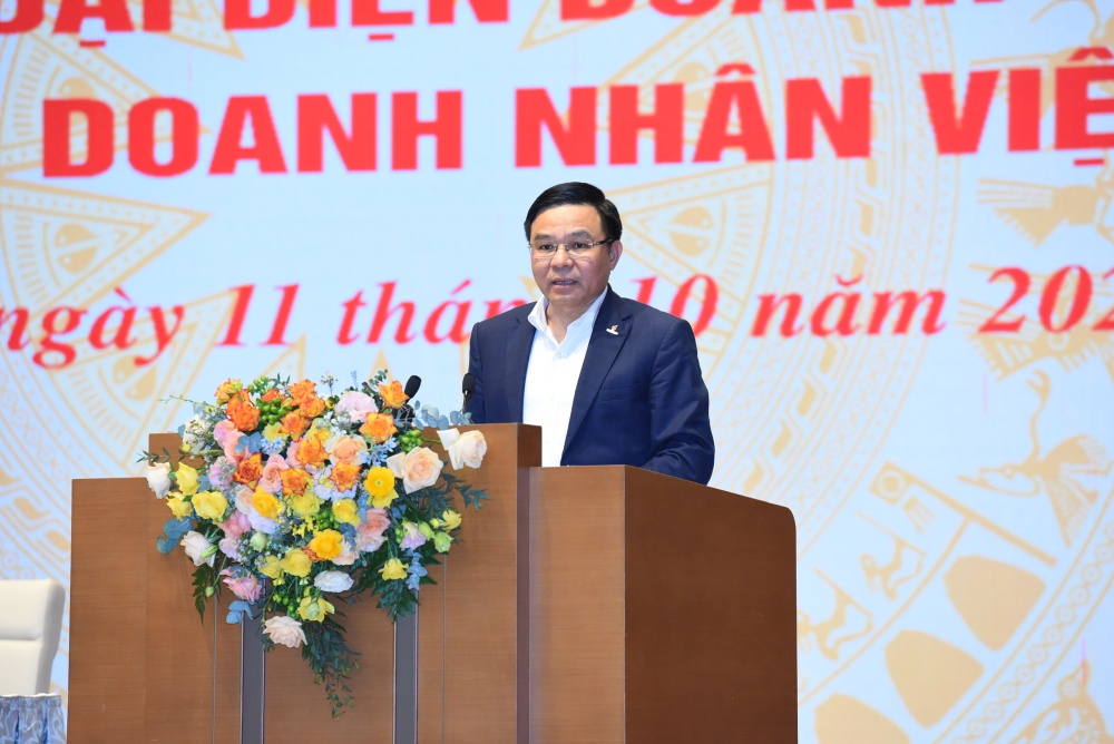 Chính phủ cam kết luôn sát cánh, chia sẻ để xây dựng, phát triển đội ngũ doanh nhân hùng mạnh và đoàn kết Chính phủ cam kết luôn sát cánh, chia sẻ để xây dựng, phát triển đội ngũ doanh nhân hùng mạnh và đoàn kết
