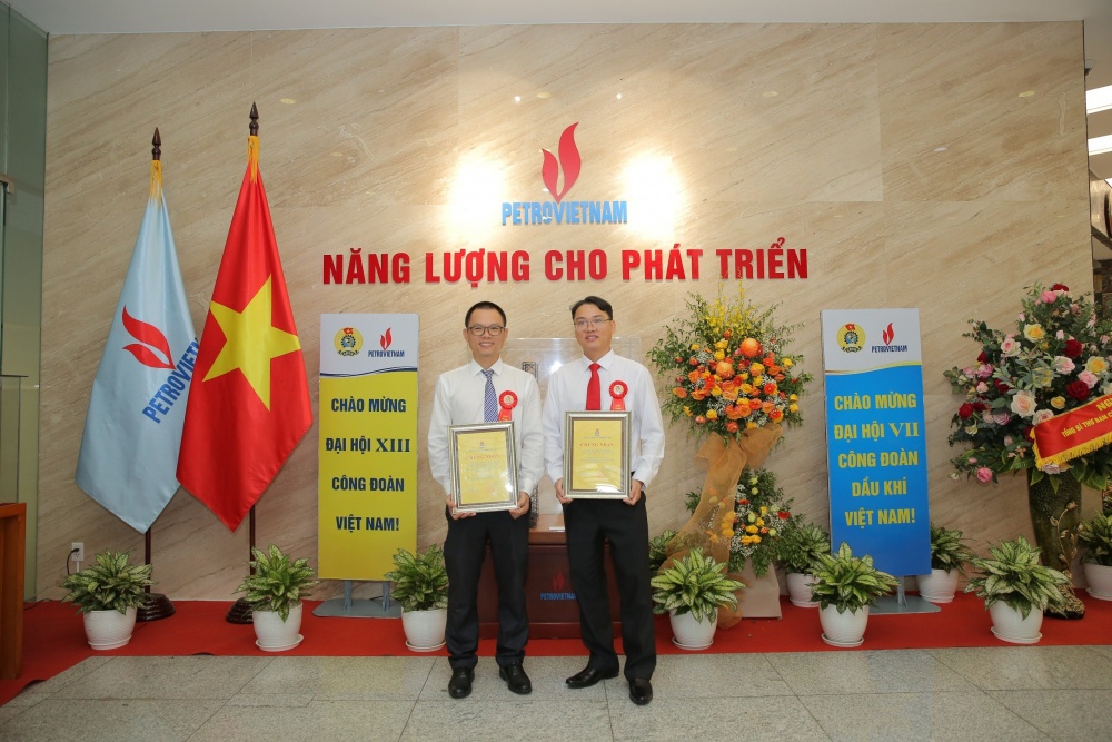 Hai đại diện của hai nhóm tác giả đến từ PV GAS vui mừng những cống hiến của minh được ghi nhận, khen thưởng trong chương trình “1 triệu sáng kiến” Hai đại diện của hai nhóm tác giả đến từ PV GAS vui mừng những cống hiến của minh được ghi nhận, khen thưởng trong chương trình “1 triệu sáng kiến”
