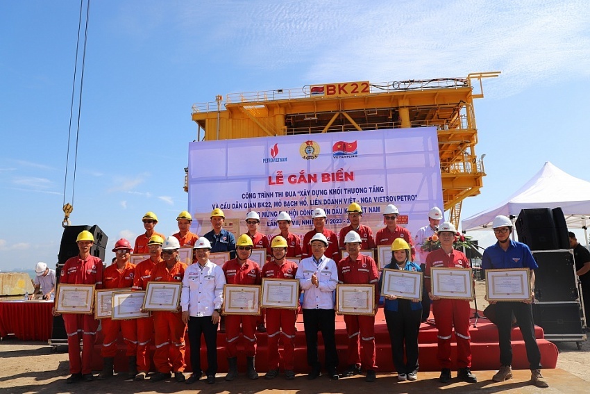 Vietsovpetro đã tổ chức lễ gắn biển công trình thi đua “Chế tạo trên bờ khối thượng tầng và cầu dẫn giàn BK-22, mỏ Bạch Hổ” Vietsovpetro đã tổ chức lễ gắn biển công trình thi đua “Chế tạo trên bờ khối thượng tầng và cầu dẫn giàn BK-22, mỏ Bạch Hổ”