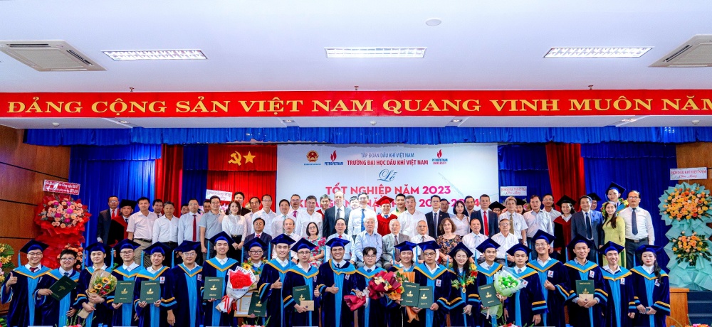 Hình 1. Các đại biểu chung vui cùng các em sinh viên tại Lễ Tốt nghiệp, trao bằng và Khai giảng năm học mới 2023-2024 Hình 1. Các đại biểu chung vui cùng các em sinh viên tại Lễ Tốt nghiệp, trao bằng và Khai giảng năm học mới 2023-2024