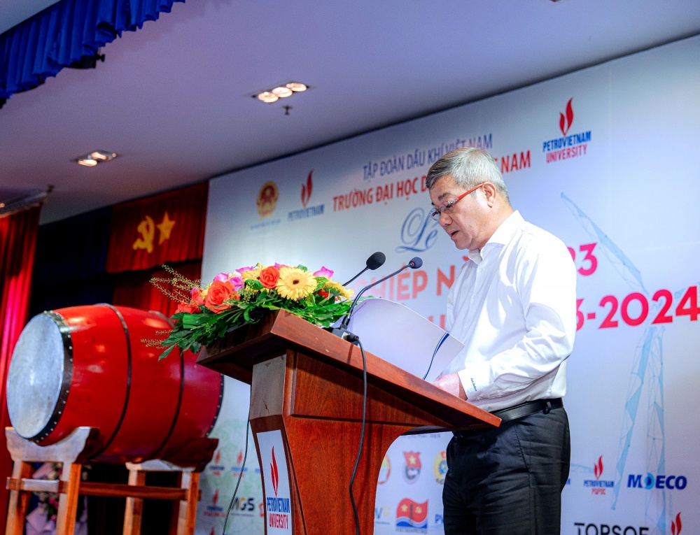 Hình 2: Phó Tổng Giám đốc Petrovietnam – Ông Đỗ Chí Thanh phát biểu tại buổi lễ Hình 2: Phó Tổng Giám đốc Petrovietnam – Ông Đỗ Chí Thanh phát biểu tại buổi lễ
