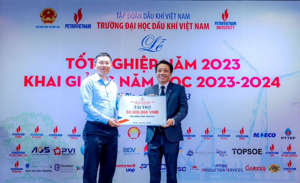 Hình 4. Đại diện Công ty Dịch vụ khí trao chứng nhận tài trợ Hình 4. Đại diện Công ty Dịch vụ khí trao chứng nhận tài trợ