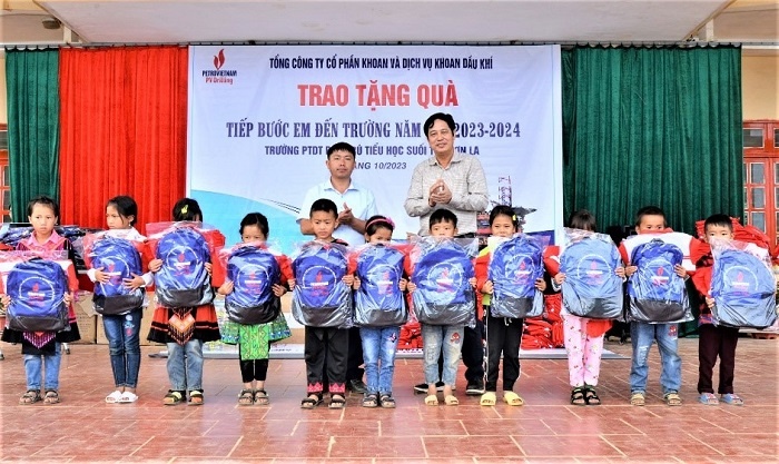 Phó Tổng giám đốc PV Drilling Nguyễn Công Đoàn trao quà tiếp bước em đến trường tại Trường Phổ thông dân tộc bán trú tiểu học Suối Tọ, huyện Phù Yên. Phó Tổng giám đốc PV Drilling Nguyễn Công Đoàn trao quà tiếp bước em đến trường tại Trường Phổ thông dân tộc bán trú tiểu học Suối Tọ, huyện Phù Yên.