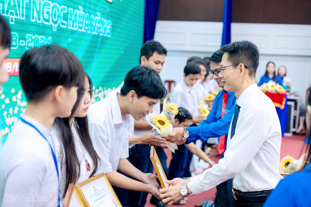 Phân bón Cà Mau: 12 năm hết lòng với giáo dục tỉnh Cà Mau Phân bón Cà Mau: 12 năm hết lòng với giáo dục tỉnh Cà Mau