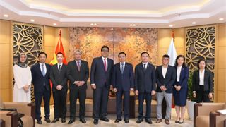 Petrovietnam President and CEO Le Manh Hung receives Petronas President and CEO