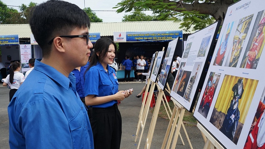 Sôi nổi Ngày hội Văn hóa Học sinh – Sinh viên năm 2023 và Triển lãm ảnh “Petrovietnam trong tôi” Sôi nổi Ngày hội Văn hóa Học sinh – Sinh viên năm 2023 và triển lãm ảnh “Petrovietnam trong tôi”