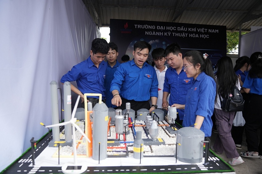 Sôi nổi Ngày hội Văn hóa Học sinh – Sinh viên năm 2023 và Triển lãm ảnh “Petrovietnam trong tôi” Sôi nổi Ngày hội Văn hóa Học sinh – Sinh viên năm 2023 và triển lãm ảnh “Petrovietnam trong tôi”