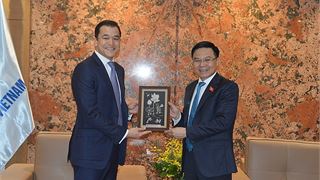 Petrovietnam President & CEO Le Manh Hung welcomes Perenco Chairman to visit and work