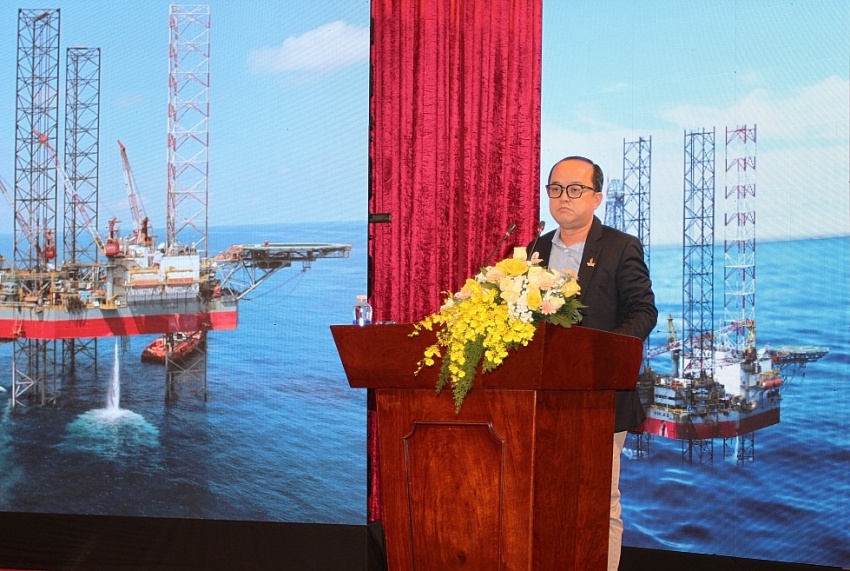Phó TGĐ PV Drilling Đinh Quang Nhựt báo cáo công tác cung cấp dịch vụ khoan tại Hội nghị. Phó TGĐ PV Drilling Đinh Quang Nhựt báo cáo công tác cung cấp dịch vụ khoan tại Hội nghị.