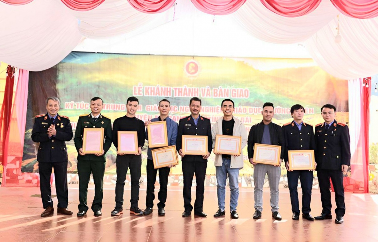 Hội CCB Tập đoàn hỗ trợ xây dựng ký túc xá cho học sinh nghèo huyện Mù Cang Chải, Yên Bái Hội CCB Tập đoàn hỗ trợ xây dựng ký túc xá cho học sinh nghèo huyện Mù Cang Chải, Yên Bái