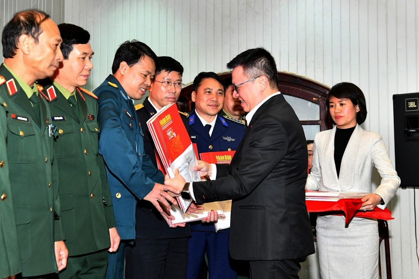 Petrovietnam đồng hành cùng Báo Nhân Dân trao tặng báo Xuân đến cán bộ, chiến sĩ biên giới, hải đảo Petrovietnam đồng hành cùng Báo Nhân Dân trao tặng báo Xuân đến cán bộ, chiến sĩ biên giới, hải đảo